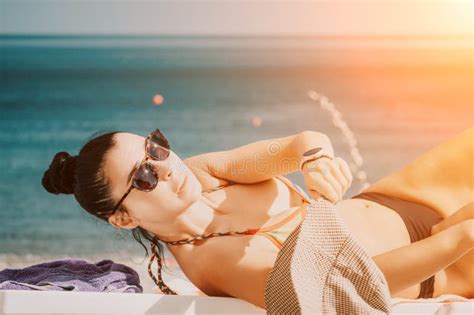 Mujer En Bikini Arco Iris Una Mujer De Mediana Edad Y Buen Gusto Feliz