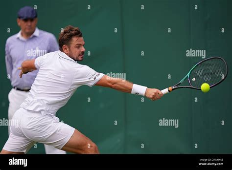 Switzerland s Stan Wawrinka returns to Argentina s Tomas Martín