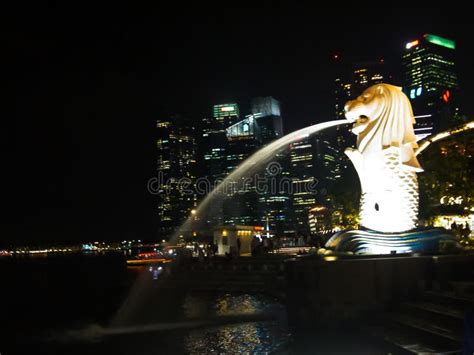 Merlion Statue at Merlion Park beside Marina Bay at Night. Editorial ...