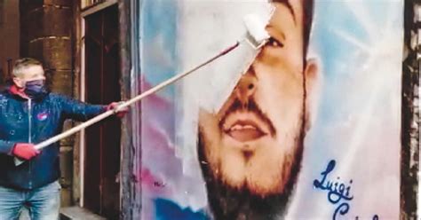 Napoli Murale Per Il Baby Rapinatore Ucciso Il Comune Lo Rimuove