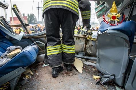 Incidente Ferroviario A Pioltello Strage Alle Porte Di Milano