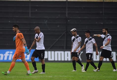 Danubio Hinchas Le Tiraron Proyectiles A Sus Jugadores Cuando Bajaban