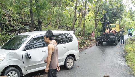 Nusabali Xenia Terperosok Ke Jurang Penumpang Selamat