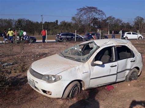 Bandidos capotam carro roubado de mulher e são presos ReporterMT