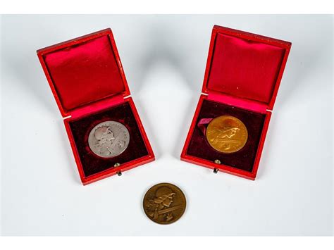 FRANCE MEDAILLE DE VERDUN Trois médailles de table une de rang or