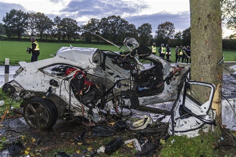 3 Tote Bei Autounfall In NRW Wagen An Baum Zerschellt 2 Kleine Kinder