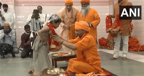 Watch Video Up Cm Yogi Adityanath Performs Kanya Pujan On Navami