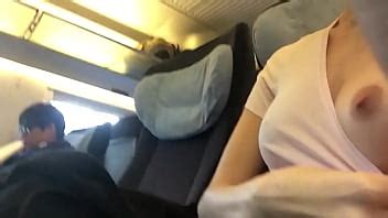 Amateur Nos Muestra Sus Pechos Discretamente En El Tren XVIDEOS