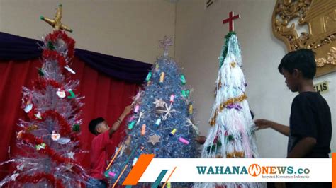 Unik Gereja Di Tlogowungu Pati Bikin Pohon Natal Dari Botol Plastik