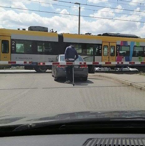 Kolejny Uwi Ziony Kierowca Na Przeje Dzie Kolejowym W Sterkowcu