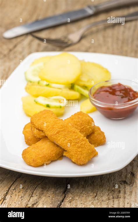 Fischstabchen Mit Kartoffelsalat Fotos Und Bildmaterial In Hoher