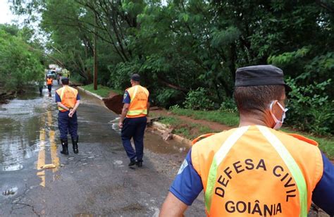 Goiânia tem 3 maior volume de chuva da história e sofre estragos