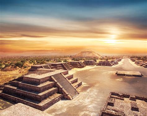 Teotihuacan Il Messico Piramide Del Sole Ed Il Viale Del De Immagine Stock Immagine Di