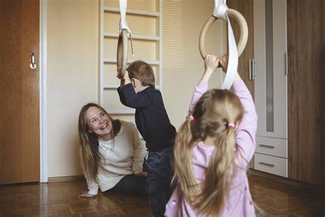 HS: Kuvia suomalaisista äideistä