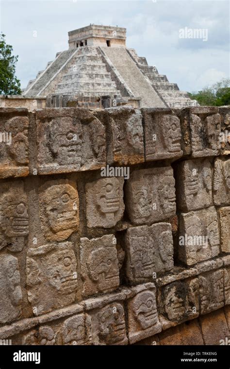 La Plataforma De Los Cr Neos O Tzompantli Y Pir Mide El Castillo