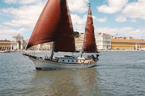 Private Sunset Vintage Sailing Boat Trip on the Tagus with Apéritif