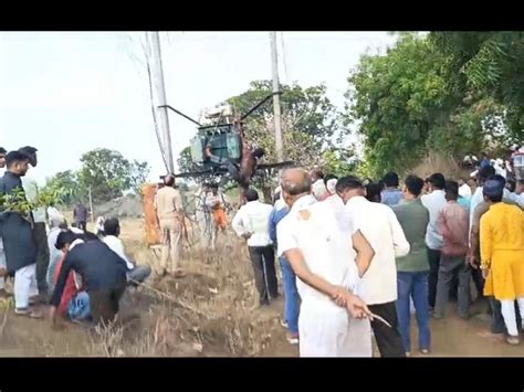 The Body Of A Farmer Was Found Hanging On A Transformer ट्रांसफार्मर