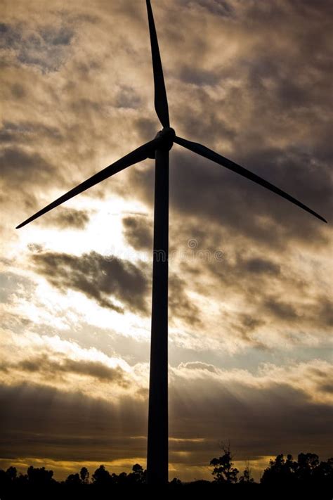 Silhouette Des Turbines De Vent Photo Stock Image Du Pouvoir Ciel