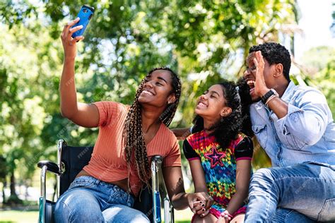 Una Mujer Afroamericana En Silla De Ruedas Tomando Un Selfie Con Su