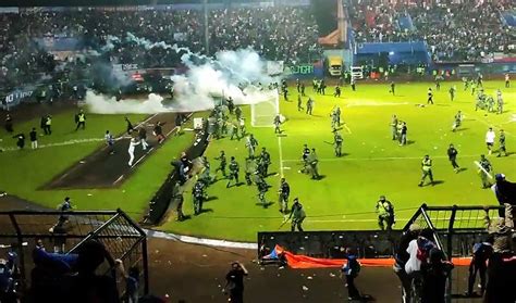 Batalla campal y 174 muertos en un partido de fútbol en Indonesia