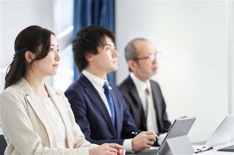 写真・図版（1枚目） なぜ社会人の学び直し「リカレント教育」が必要なのか？ 社内ではスキルや知識が得られない 企業も育成に悩む Aera