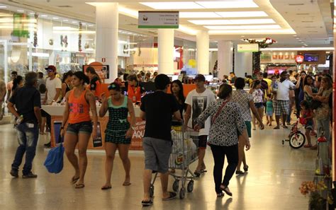 Lojas do centro e shoppings de Manaus têm horário especial no feriado