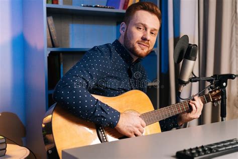 Toma Media Del Guapo Cantante Guitarrista Que Toca La Guitarra Ac Stica