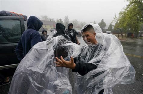 Los Fuertes Vientos De La Tormenta Complican La Lucha Contra Los