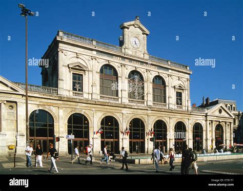 Gare lille flandres train station hi-res stock photography and images ...