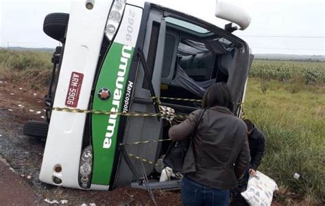 Motorista Perde Controle Tomba Nibus E Ao Menos Passageiros Ficam