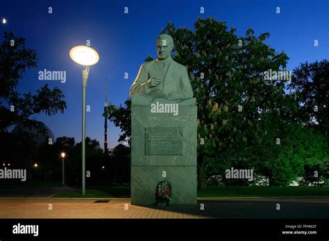 Monumento al ingeniero ucraniano soviético Valentin Glushko Petrovich