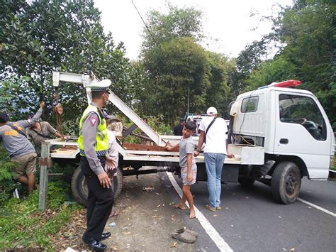 Diduga Mengantuk Truk Terperosok Di Jalur Culali Kintamani Patrolipost