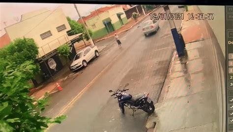 C Mera Flagra Atropelamento De Idosa Por Motociclista Em Avenida De