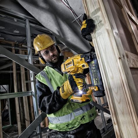 DeWalt Cloueur De Finition 18Ga XR 18V 2Ah Li Ion Brushless DCN680D2