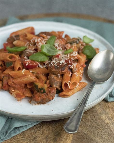 Pasta Met Romige Tomatensaus En Braadworstjes Vicky Van Dijk