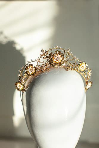 Renoir Luxury Crown Jonida Ripani Made In Italy