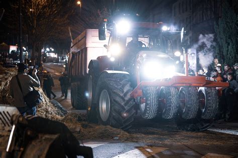 Action choc des agriculteurs à Clermont Ferrand qui déversent du fumier