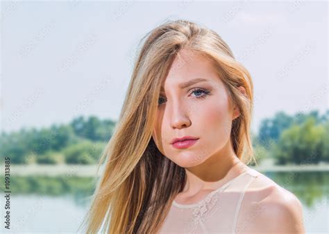 Sexy Blonde Girl On The Lake Shore Close Up Portrait Blurred Background Nature Stock Foto