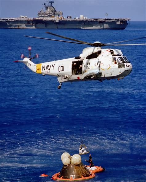 APOLLO 17 CREW RECOVERY AFTER SPLASHDOWN - 8X10 NASA PHOTO (BB-043)