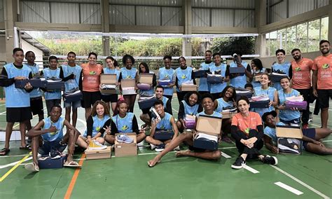 Medalhista olímpica doa calçados para jovens de comunidades do Rio