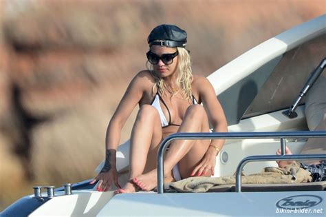 Rita Ora Im Wei En Bikini Das Bikini Bilder Album