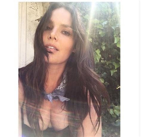 Candice Huffine Posta Selfie Para Justin Bieber Decote Generoso