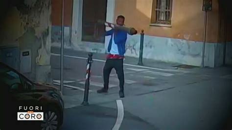 Immigrato Minaccia Il Paese Con Un Coltello Fuori Dal Coro Video