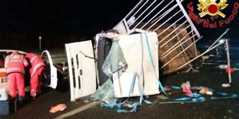 Incidente In Autostrada Tra Serre E Mileto Tre Feriti Nello Scontro