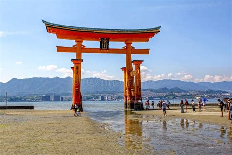 El Gran Torii Rojo En El Santuario De Itsukushima Es Un Santuario De