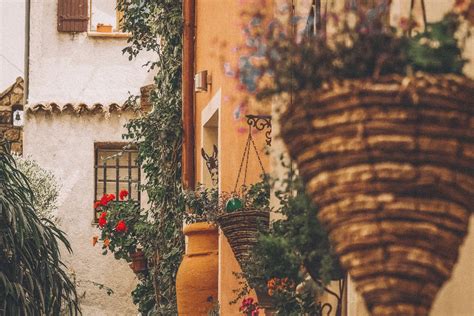 Découvrez cette commune perchée sur la Côte d Azur le village littoral