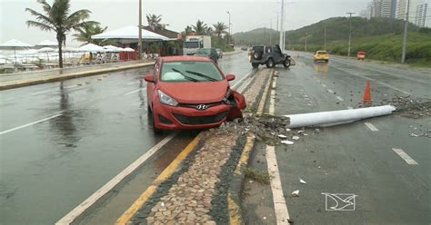 G Mulher Perde Controle De Carro E Derruba Poste Na Avenida