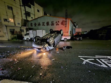 你累了嗎？驚悚車禍 駕駛恍神自撞翻車受傷