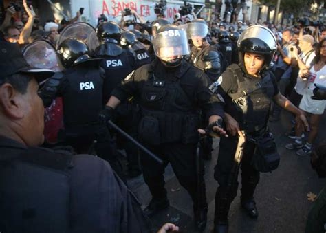 La Policía desató otra brutal represión contra manifestantes frente al