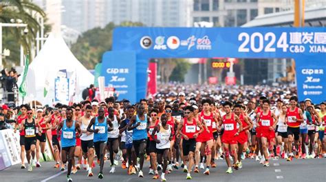 Watch Kenyan Runner Leading Xiamen Marathon Stops To Let Others Catch